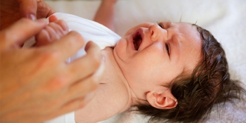 宝宝总是哭闹怎么办？可能是牛奶蛋白过敏引起的肠绞痛